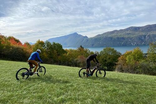 Takamaka: electric-assist bike rides with guide