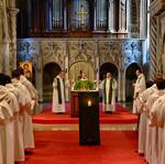 © Communauté priant dans l'église - Communauté du Chemin-Neuf