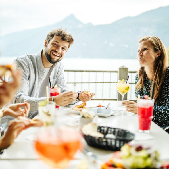 Déjeuner en terrasse au bord du Lac du Bourget - crédit photo Baptiste Dulac - Header activités gastronomie et artisanat